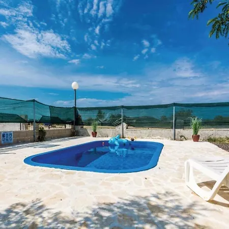 Amazing With Outdoor Swimming Pool Vila *