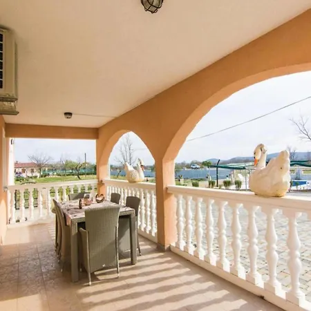Amazing With Outdoor Swimming Pool Vila *