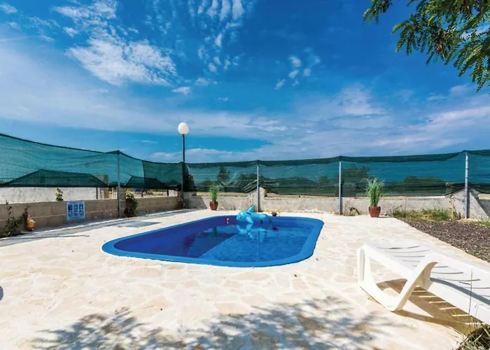 Amazing With Outdoor Swimming Pool Vila *