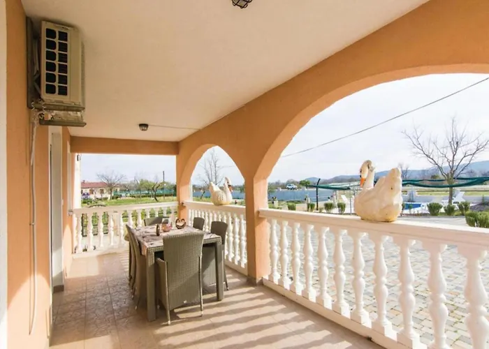 Amazing With Outdoor Swimming Pool Vila *